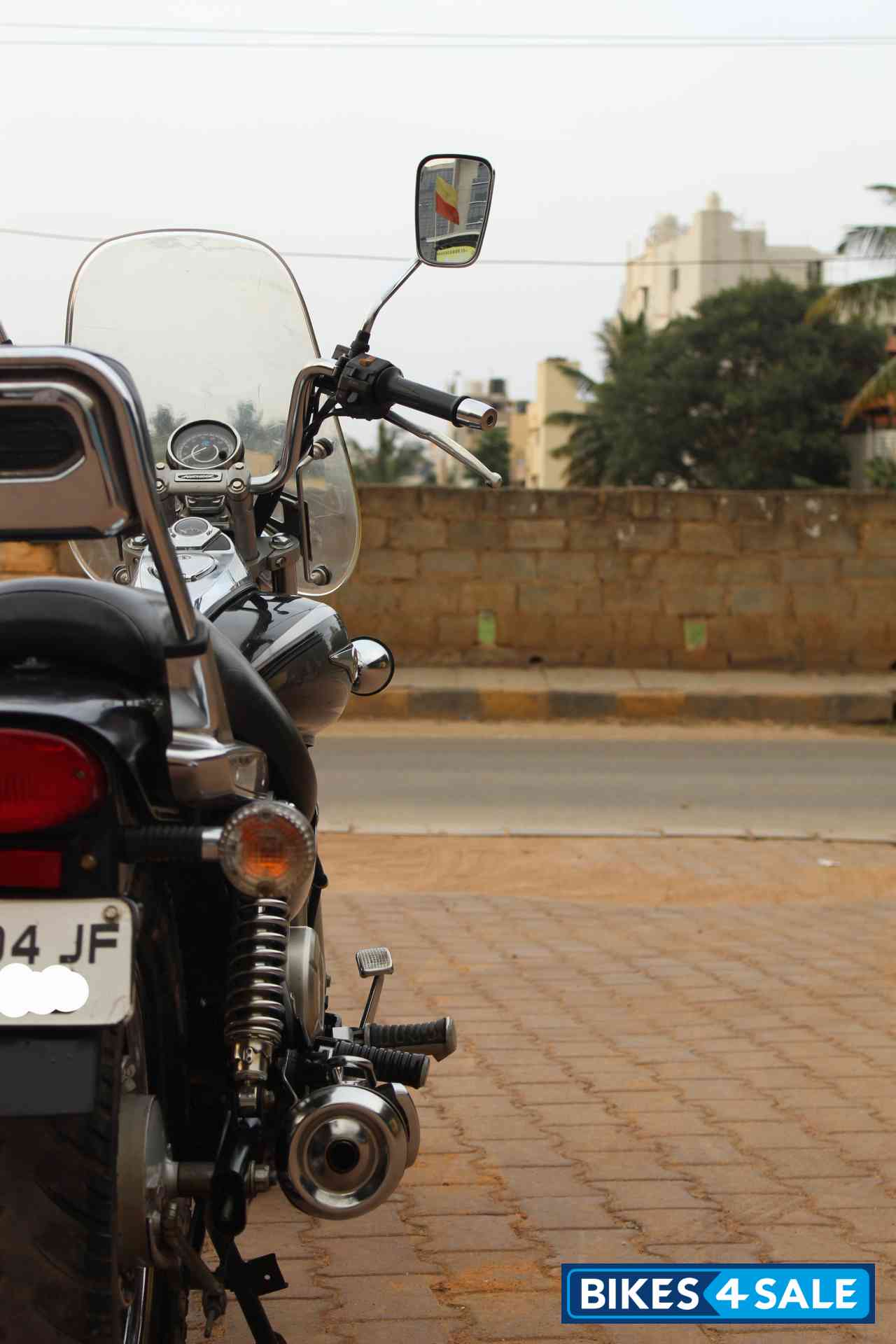 Black Bajaj Avenger Cruise 220