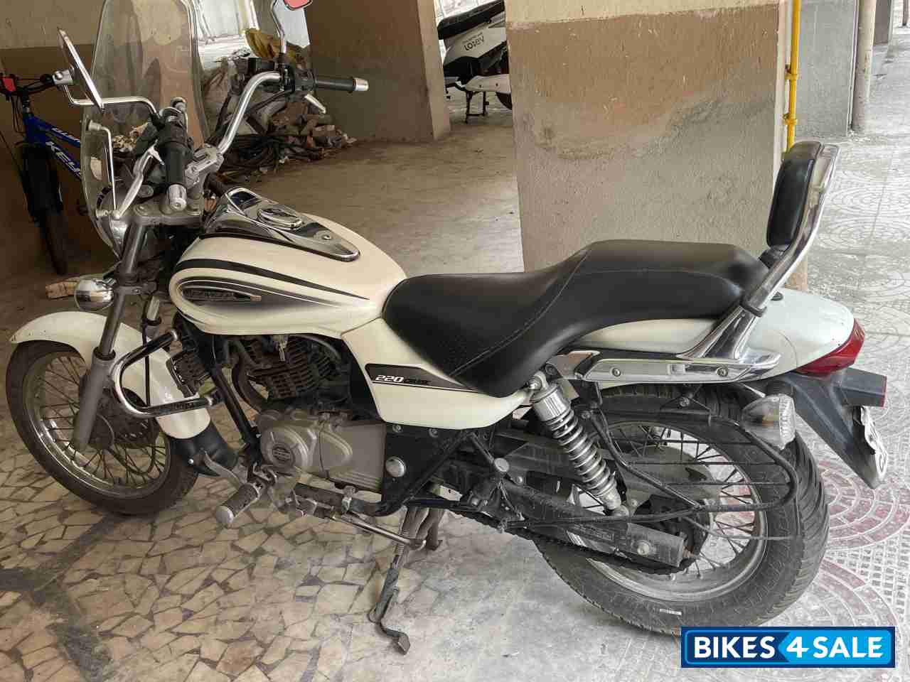 White Bajaj Avenger Cruise 220