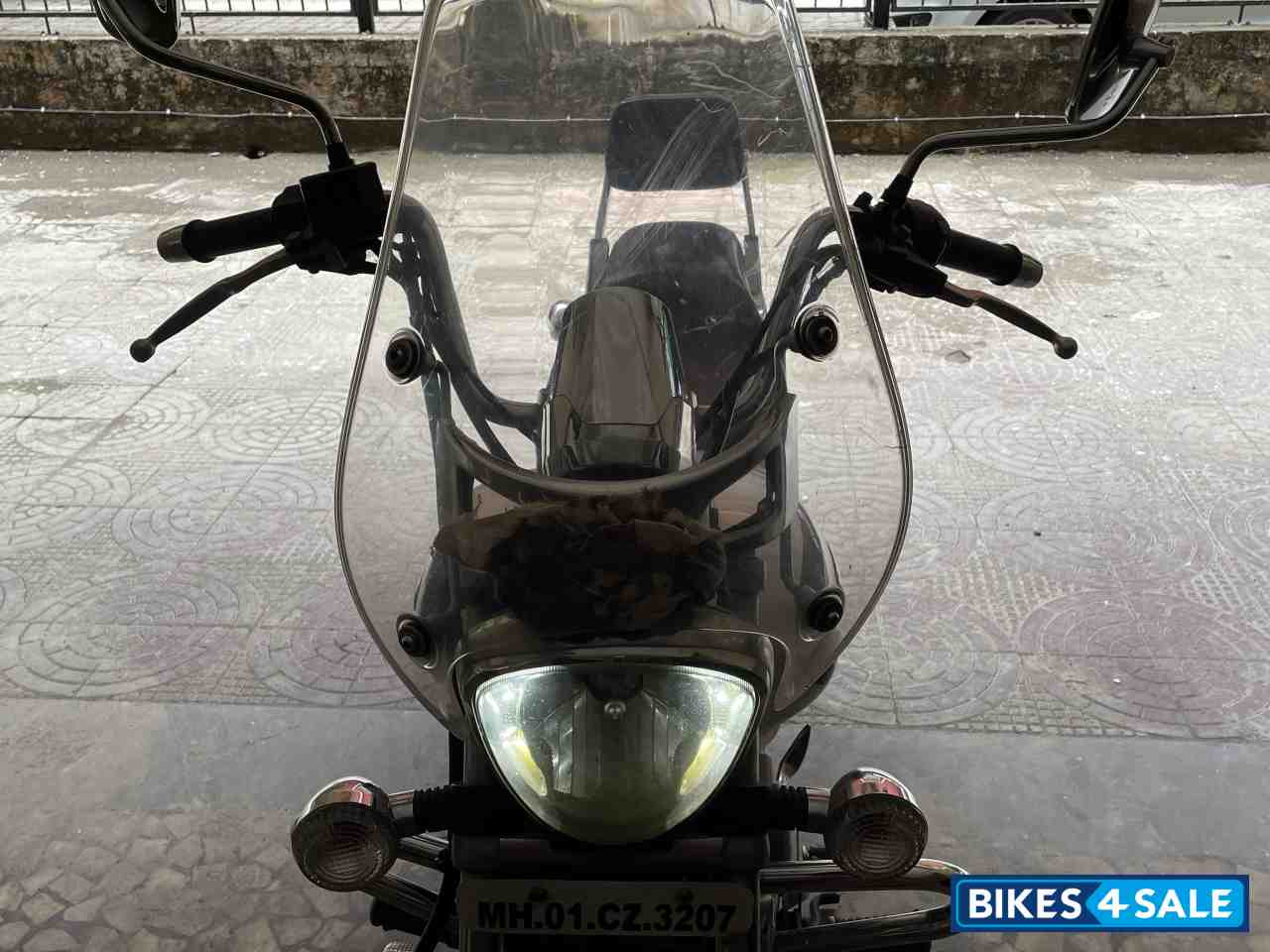 White Bajaj Avenger Cruise 220