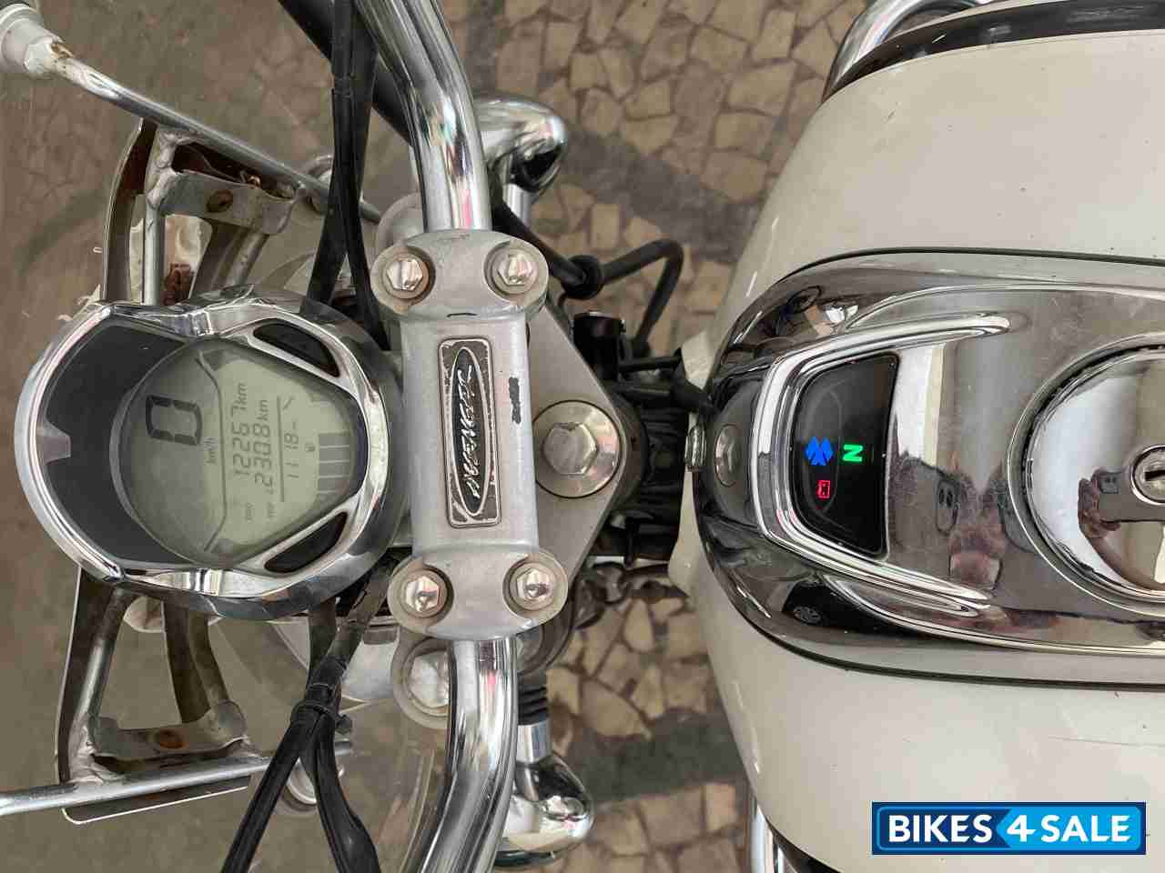 White Bajaj Avenger Cruise 220