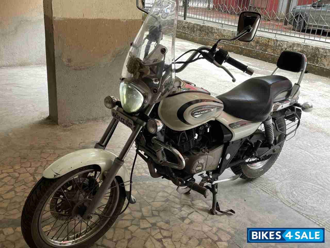 White Bajaj Avenger Cruise 220