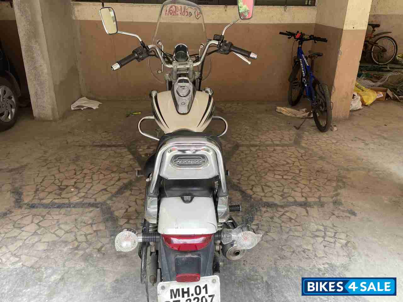 White Bajaj Avenger Cruise 220