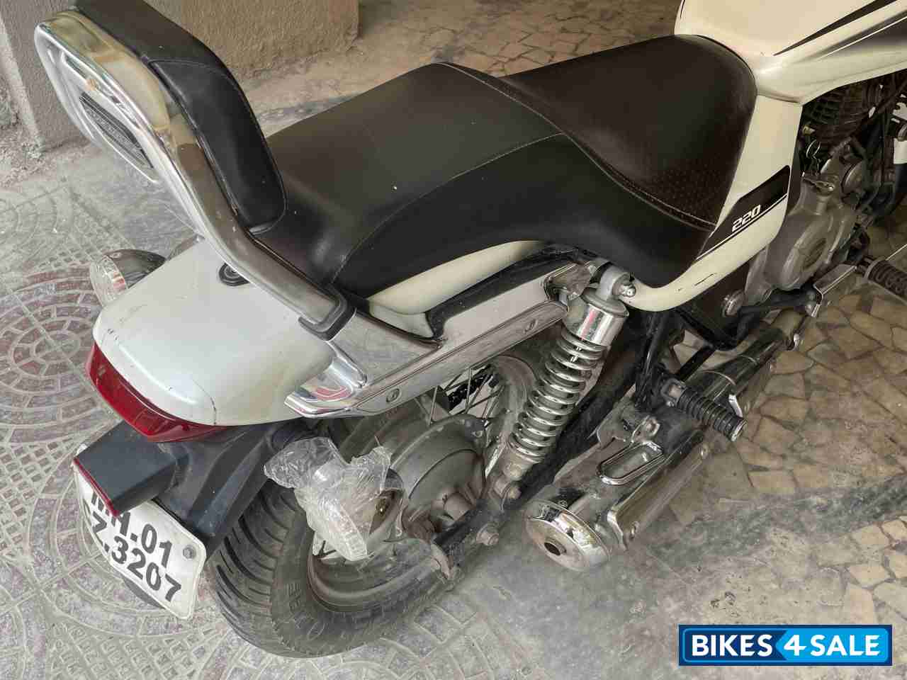 White Bajaj Avenger Cruise 220