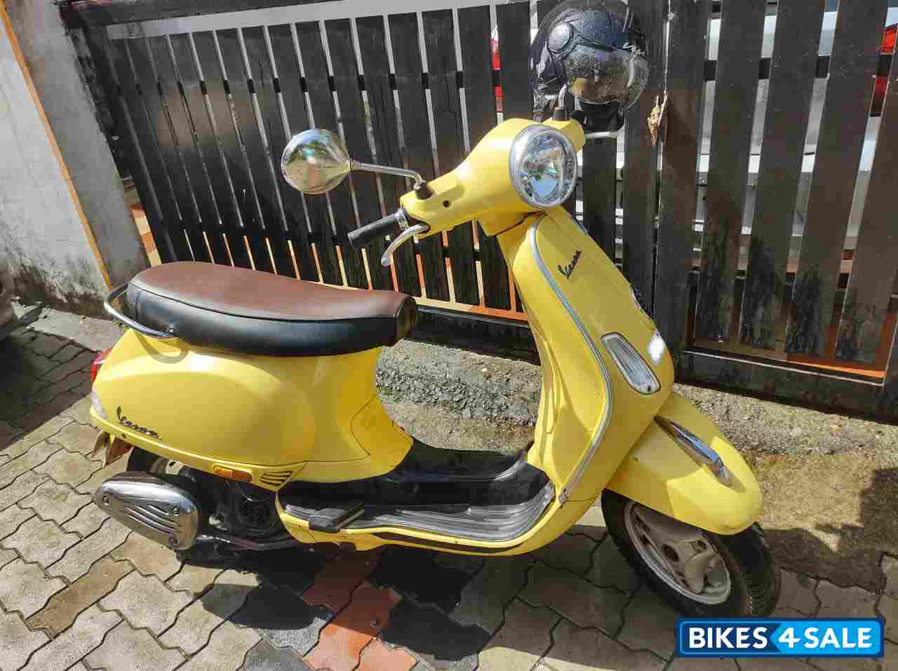 Yellow Vespa LX 125