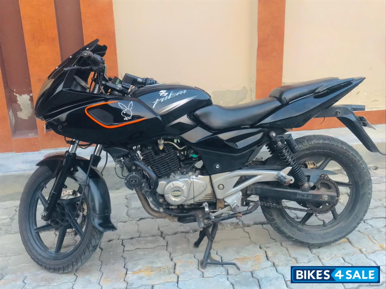 Bajaj Pulsar 220F