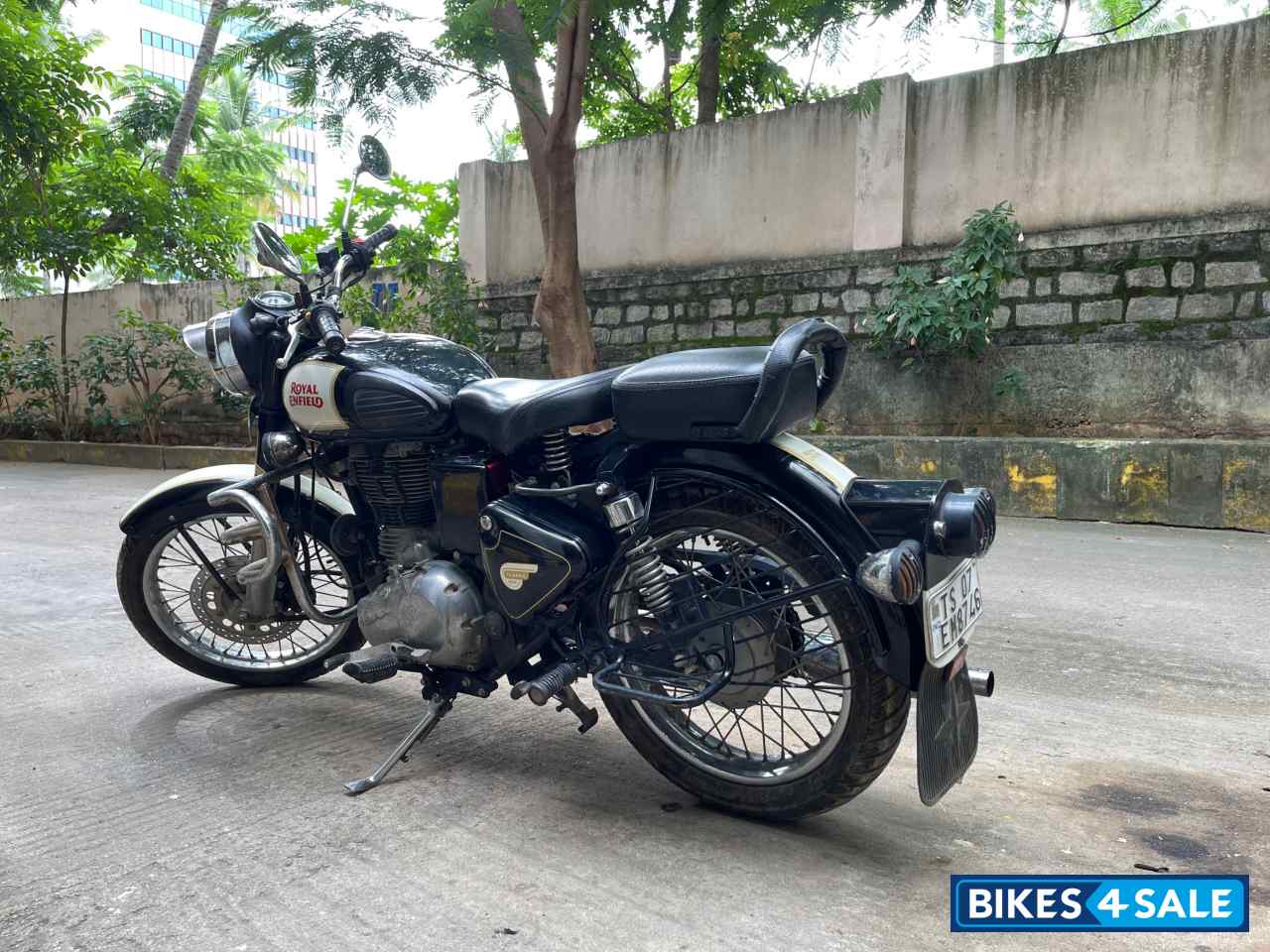 Black Royal Enfield Classic 500