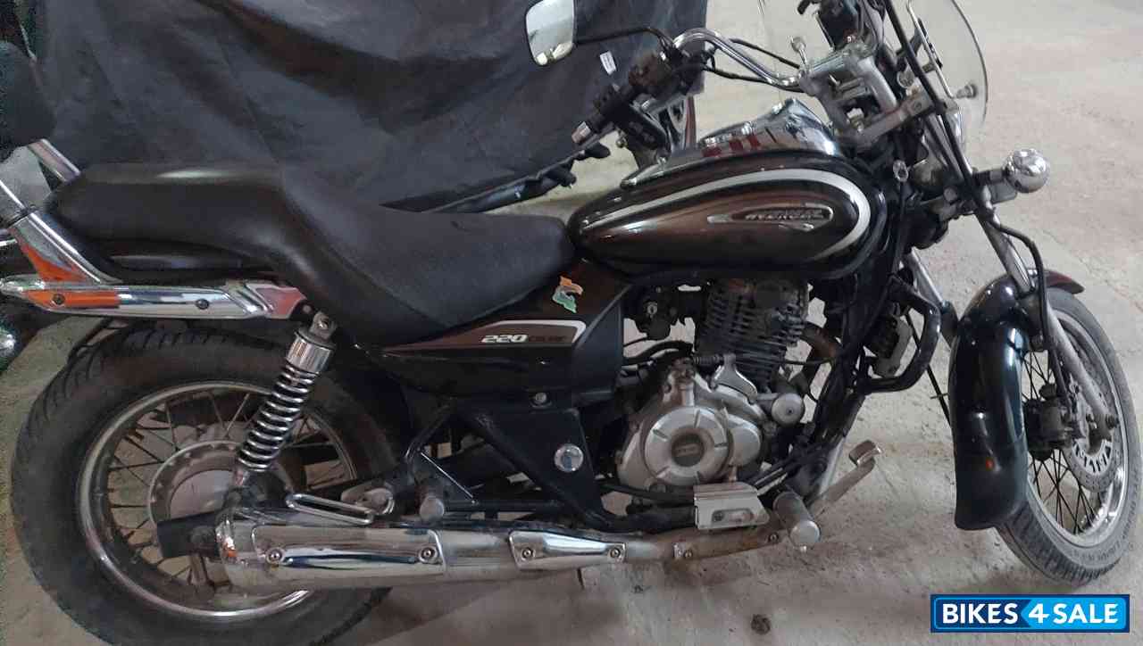 Black Bajaj Avenger Cruise 220