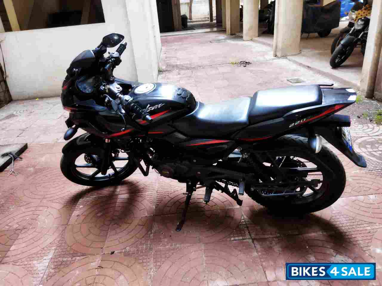 Bajaj Pulsar 220F