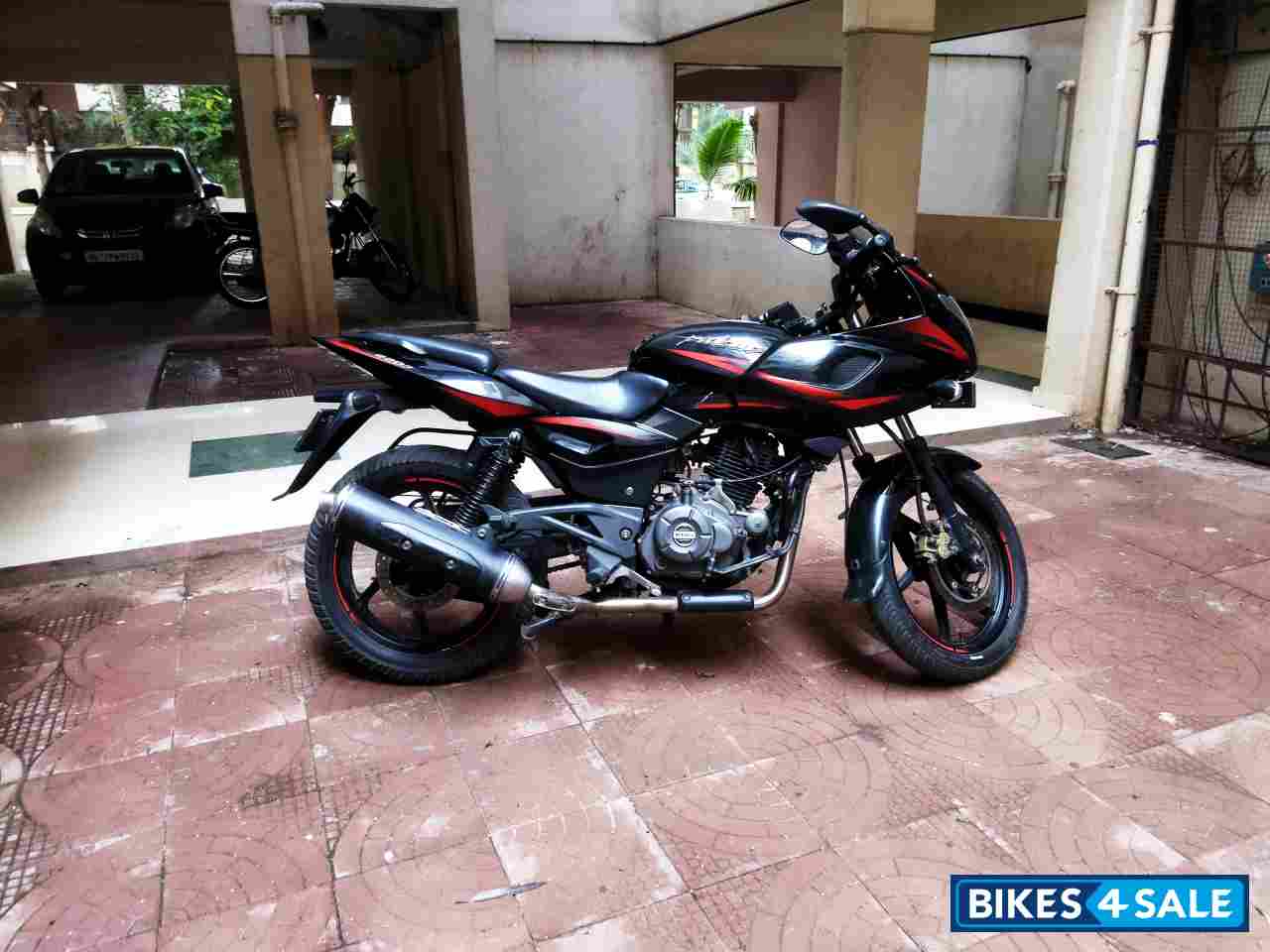 Bajaj Pulsar 220F
