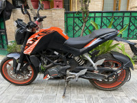 Orange KTM Duke 125