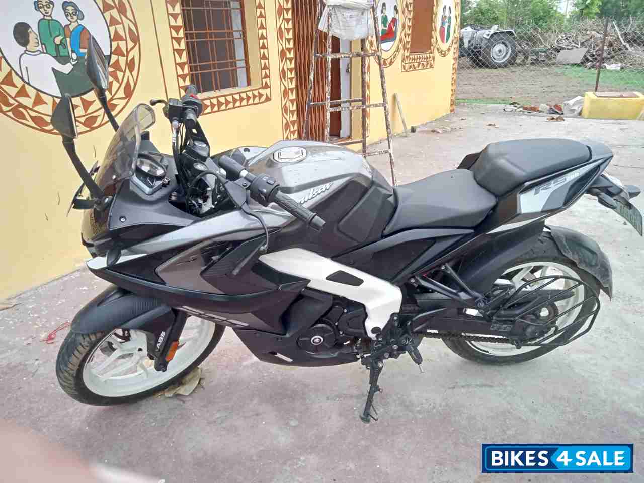 Black Bajaj Pulsar RS 200 BS6