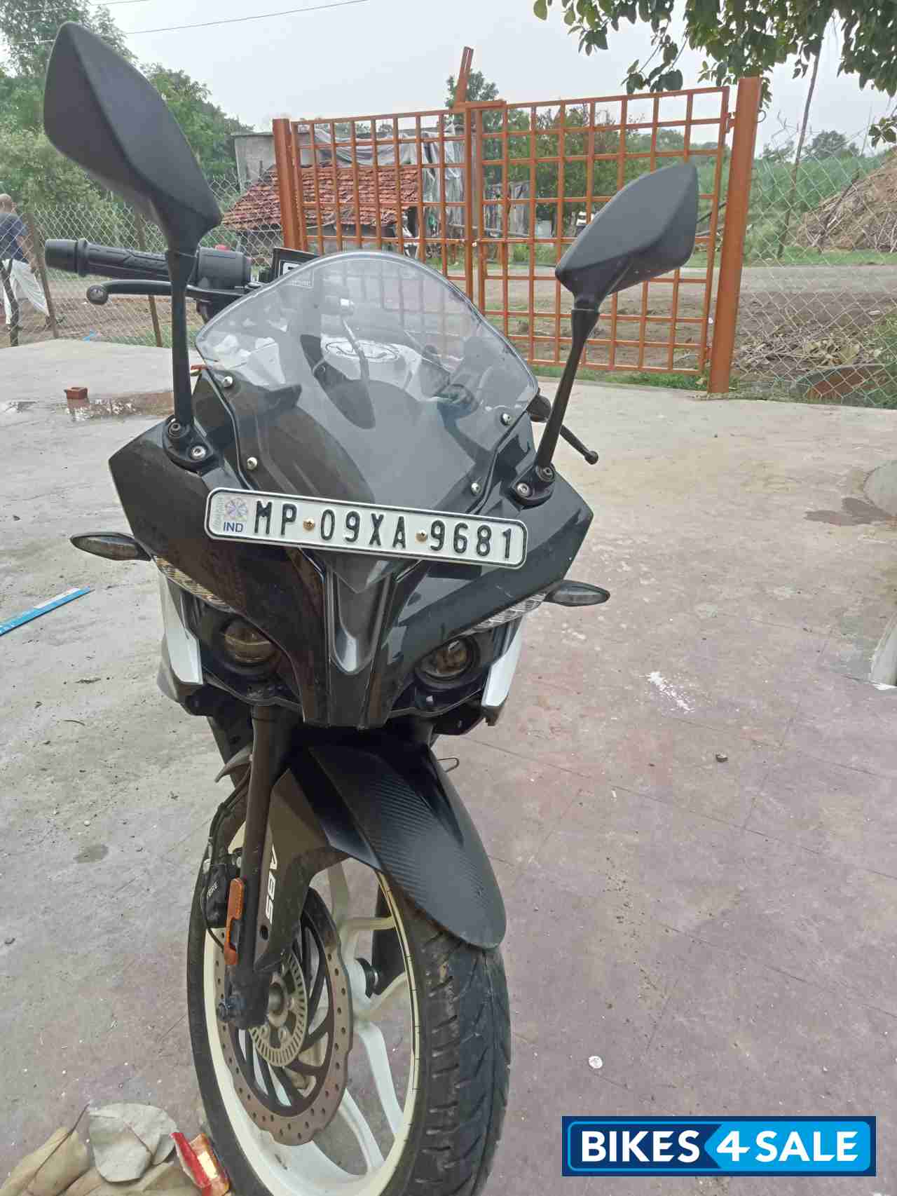 Black Bajaj Pulsar RS 200 BS6