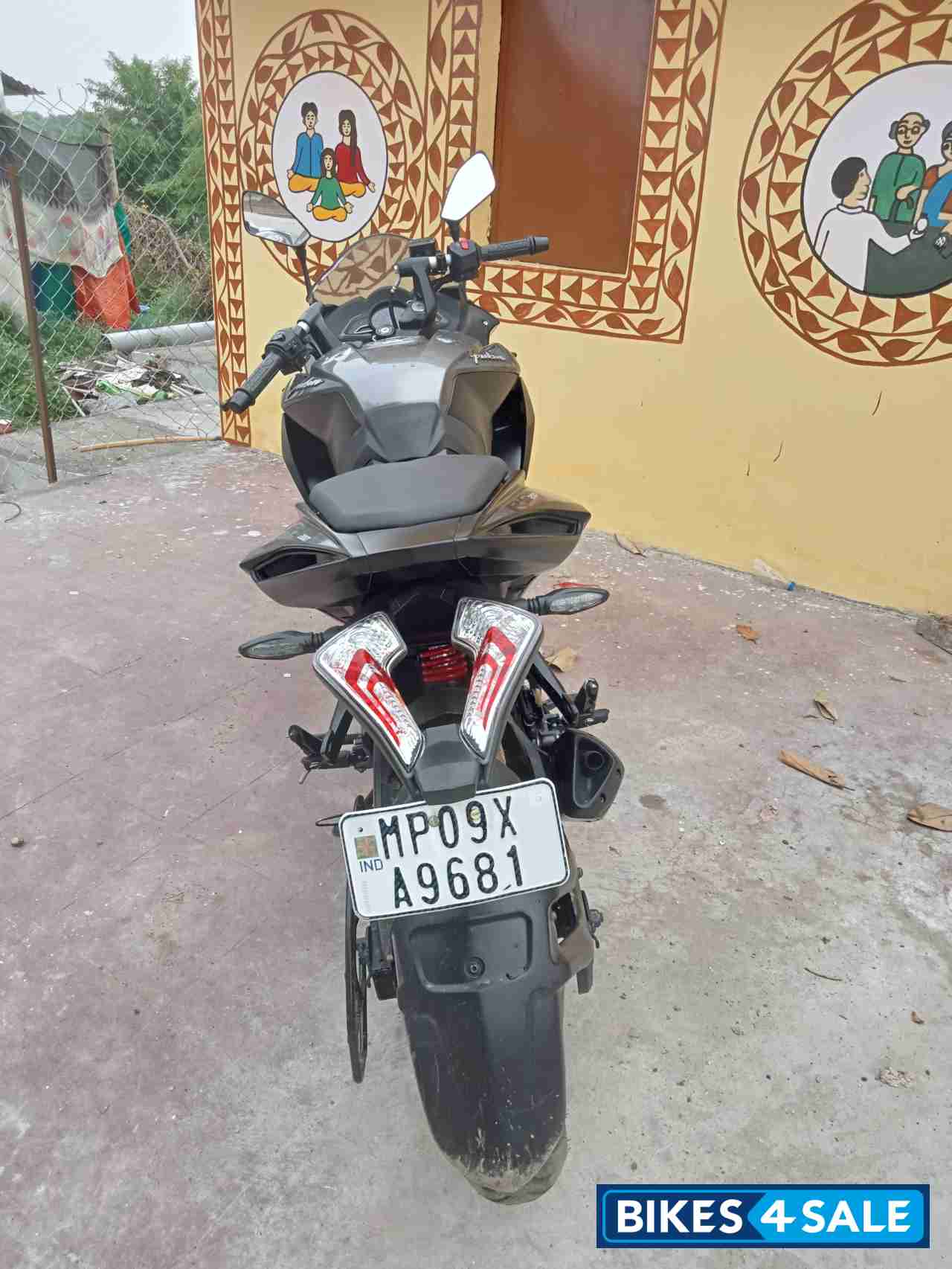 Black Bajaj Pulsar RS 200 BS6