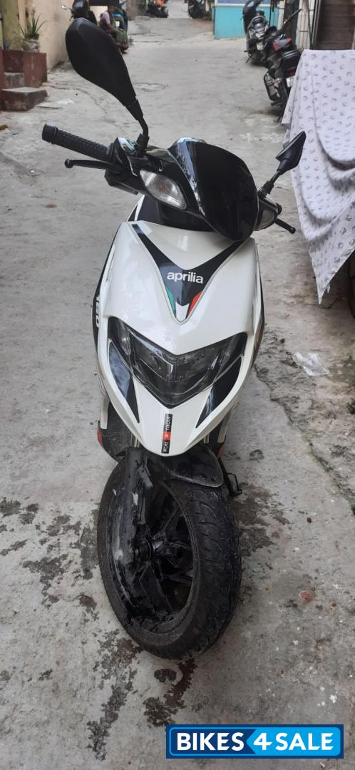 White Aprilia SR 160 Std ABS