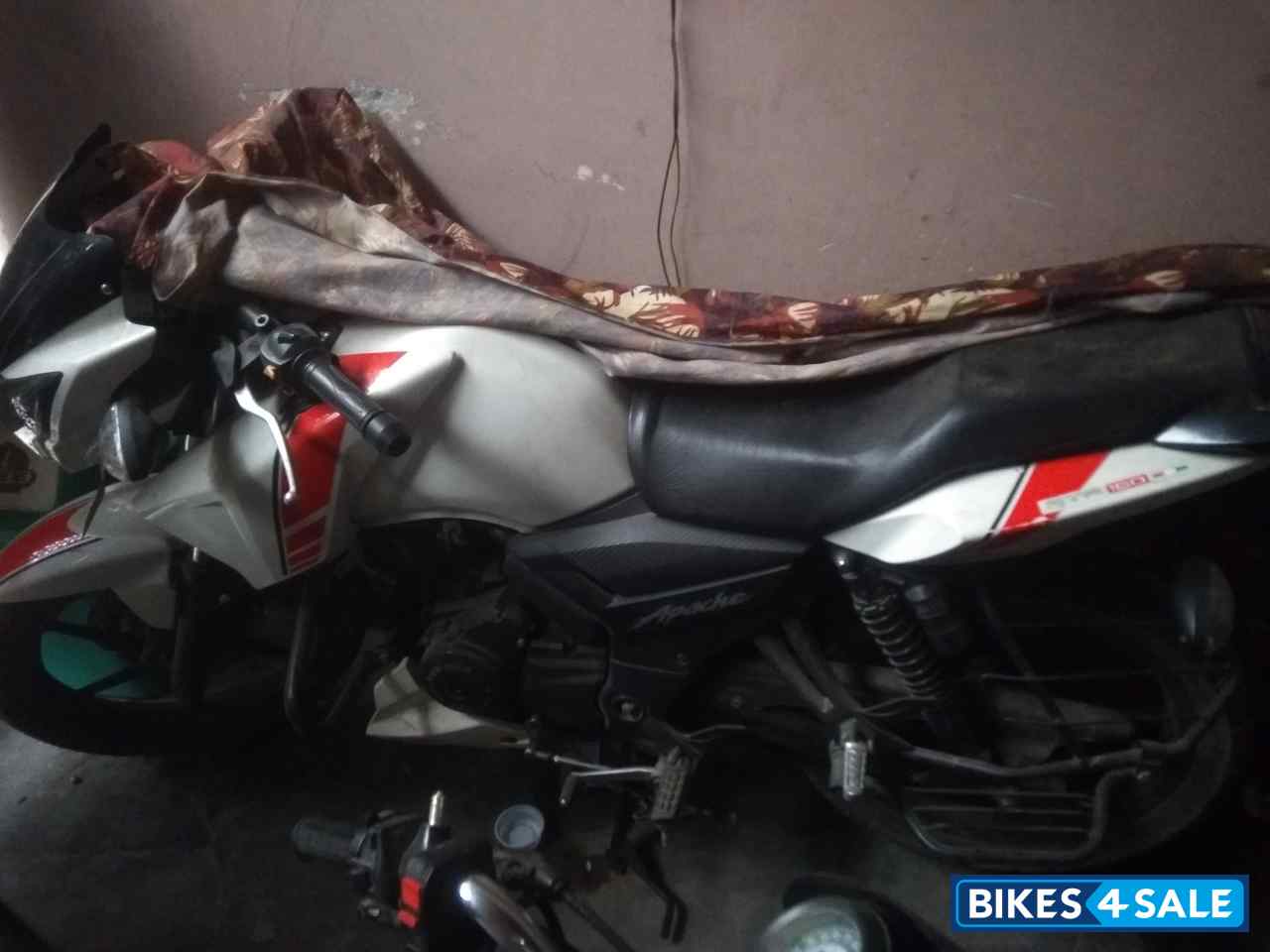 White TVS Apache RTR 160