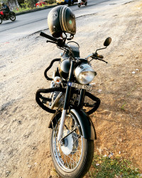 Black Royal Enfield Bullet 350 Twinspark