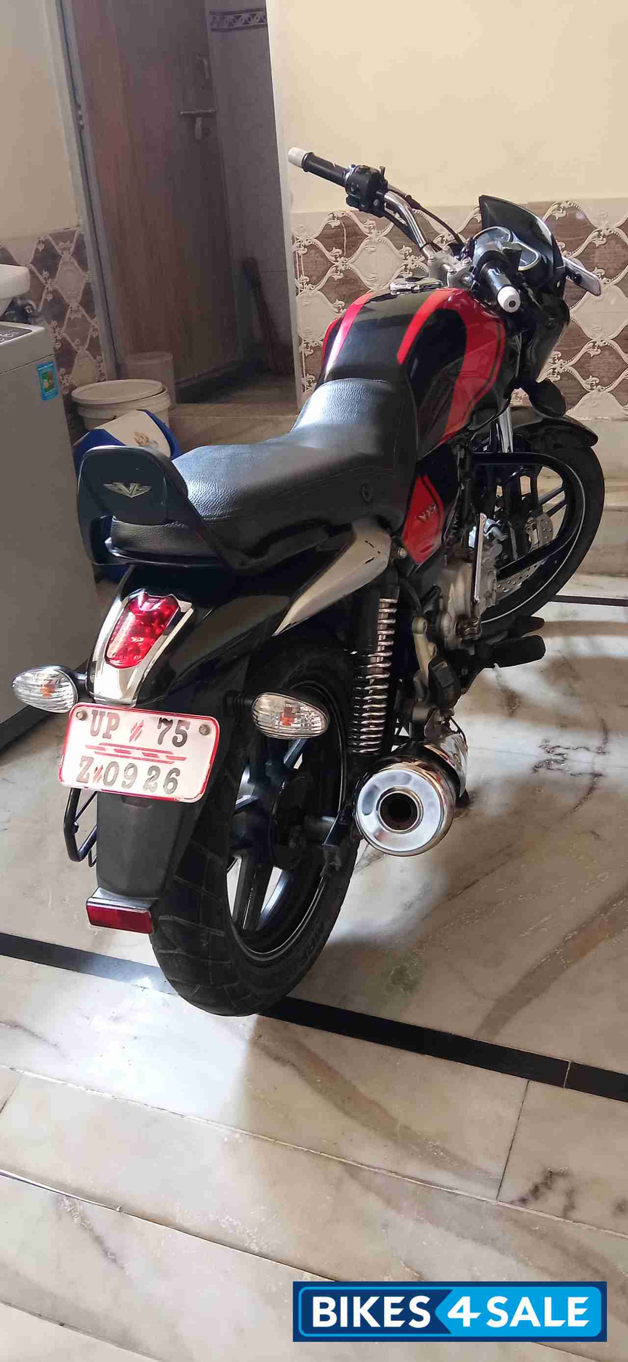 Bajaj V15