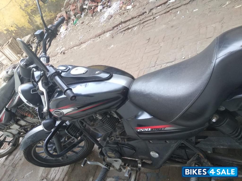 Black Bajaj Avenger Street 220