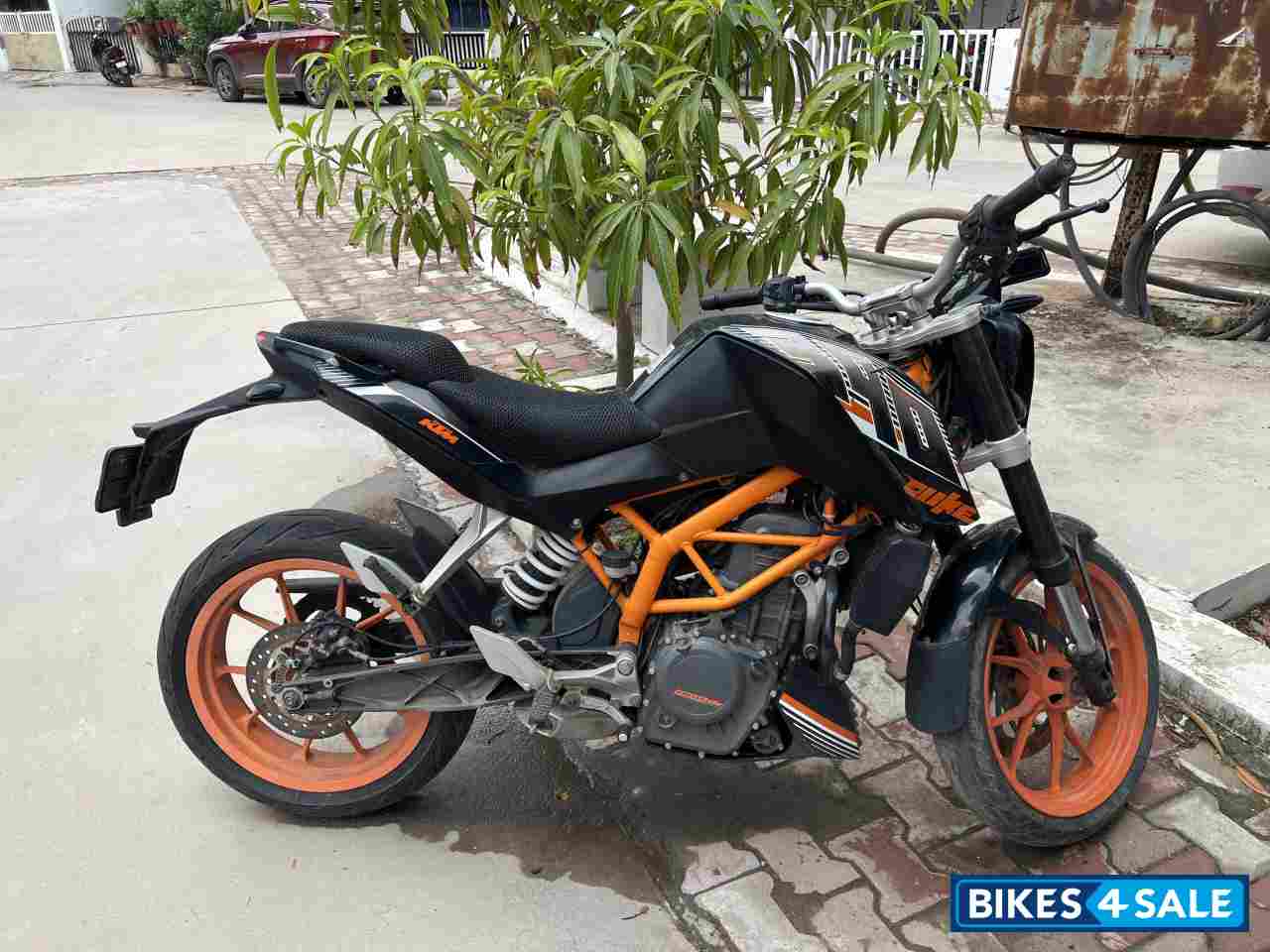 Black KTM Duke 390