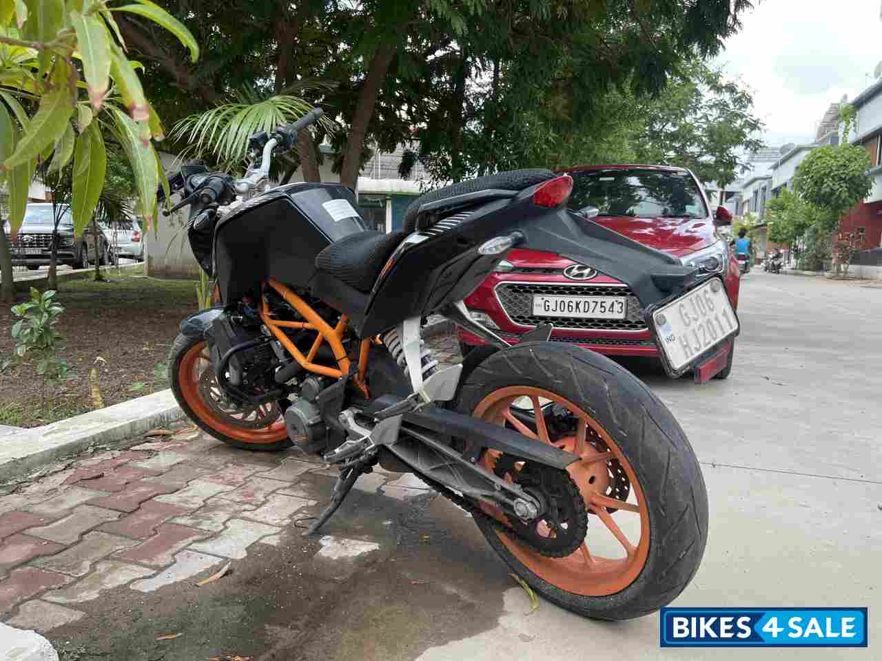 Black KTM Duke 390