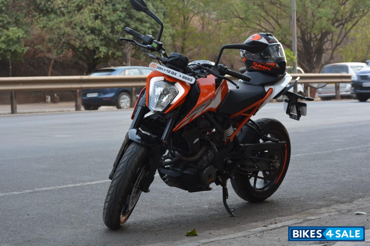 Orange/black KTM Duke 250