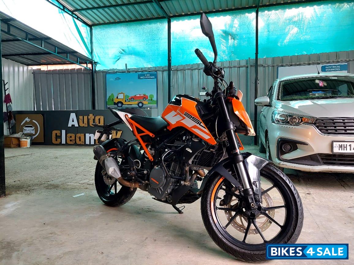 Orange/black KTM Duke 250