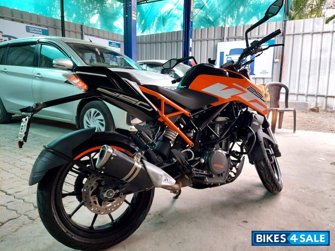 Orange/black KTM Duke 250