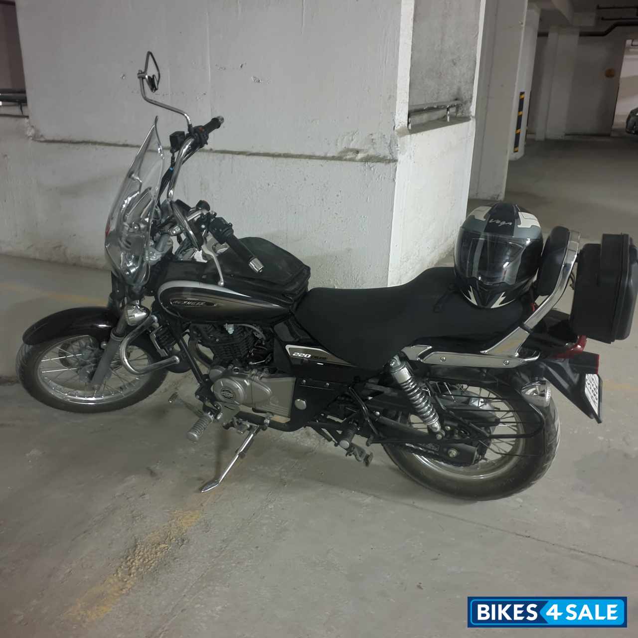 Black Bajaj Avenger Cruise 220