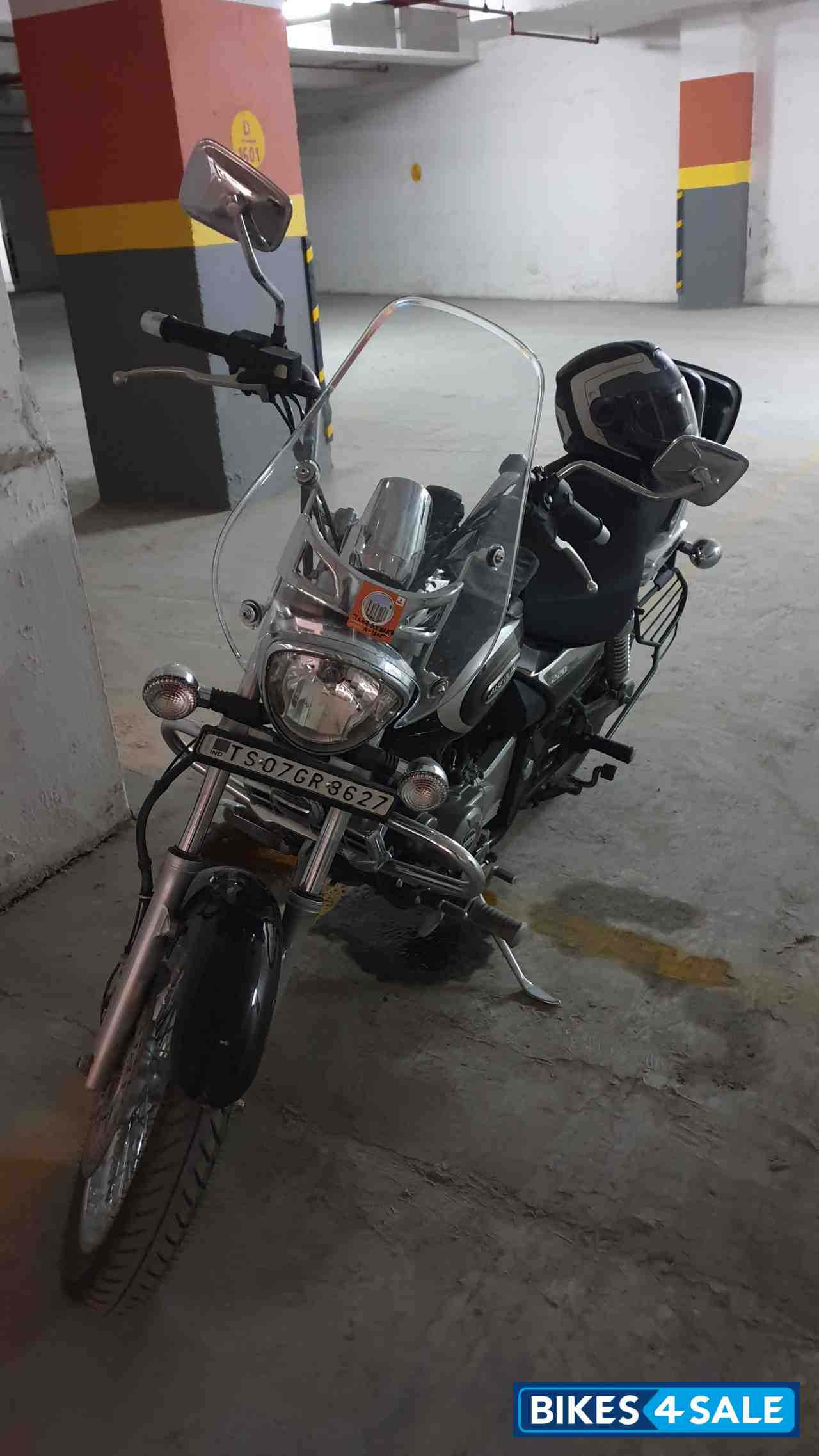 Black Bajaj Avenger Cruise 220