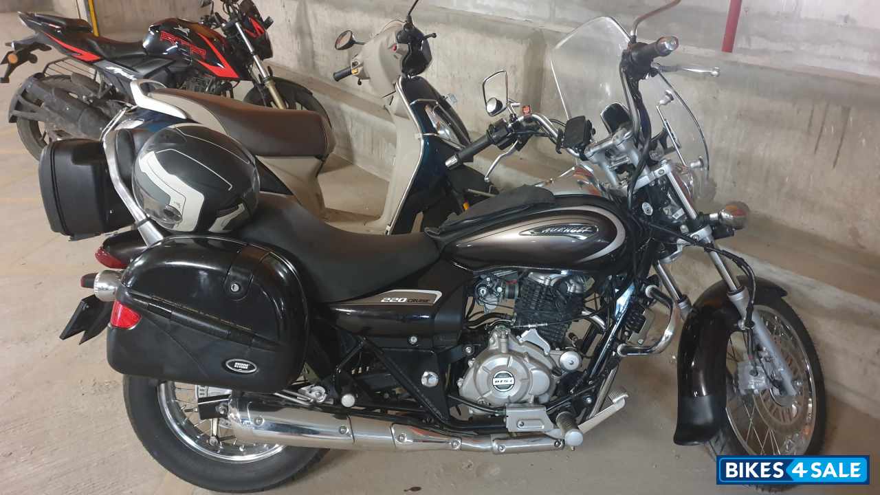 Black Bajaj Avenger Cruise 220