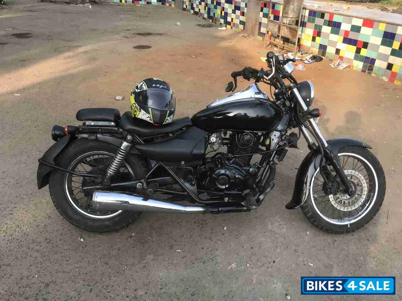 Black Bajaj Avenger 220 DTS-i