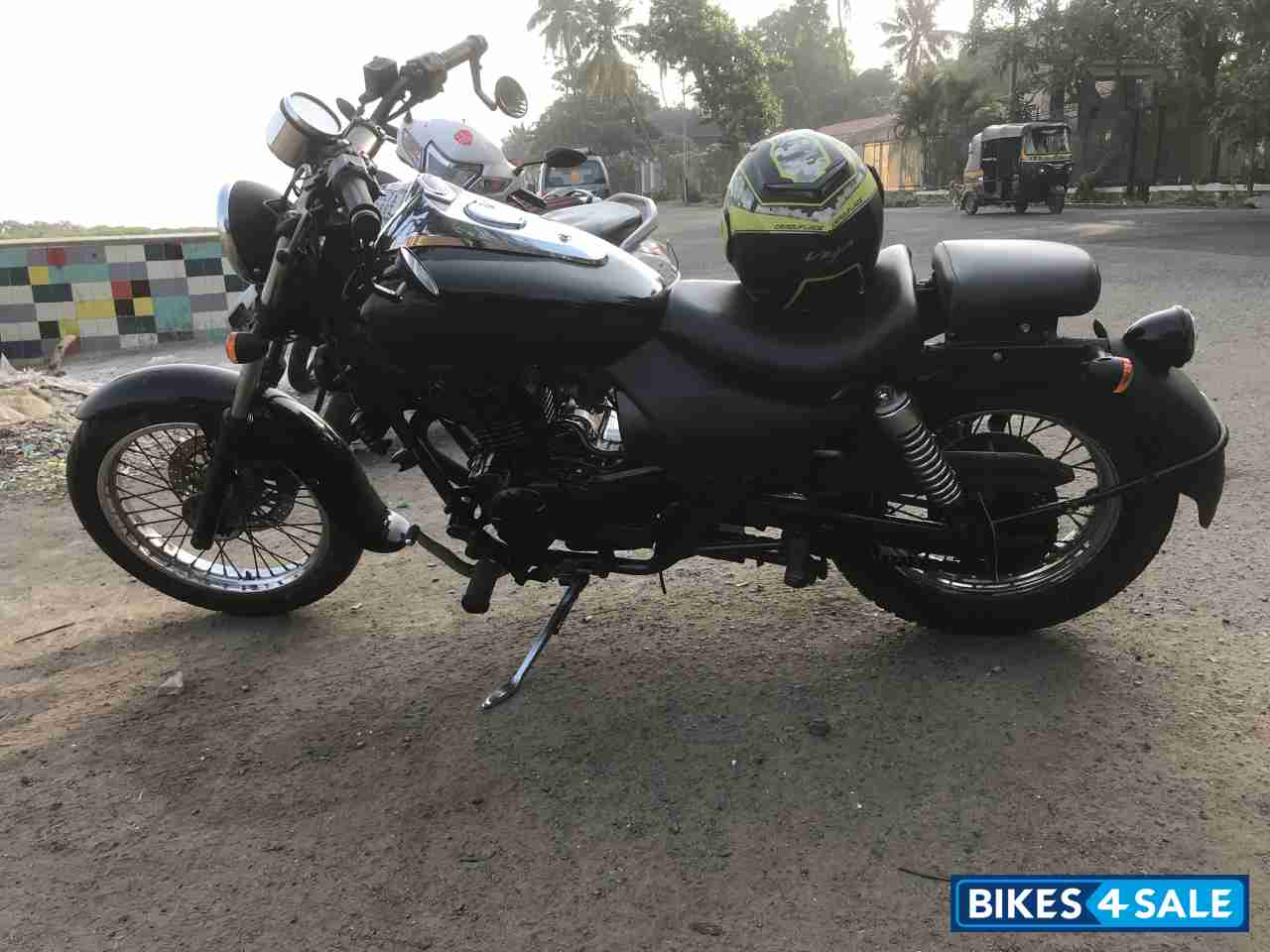 Black Bajaj Avenger 220 DTS-i