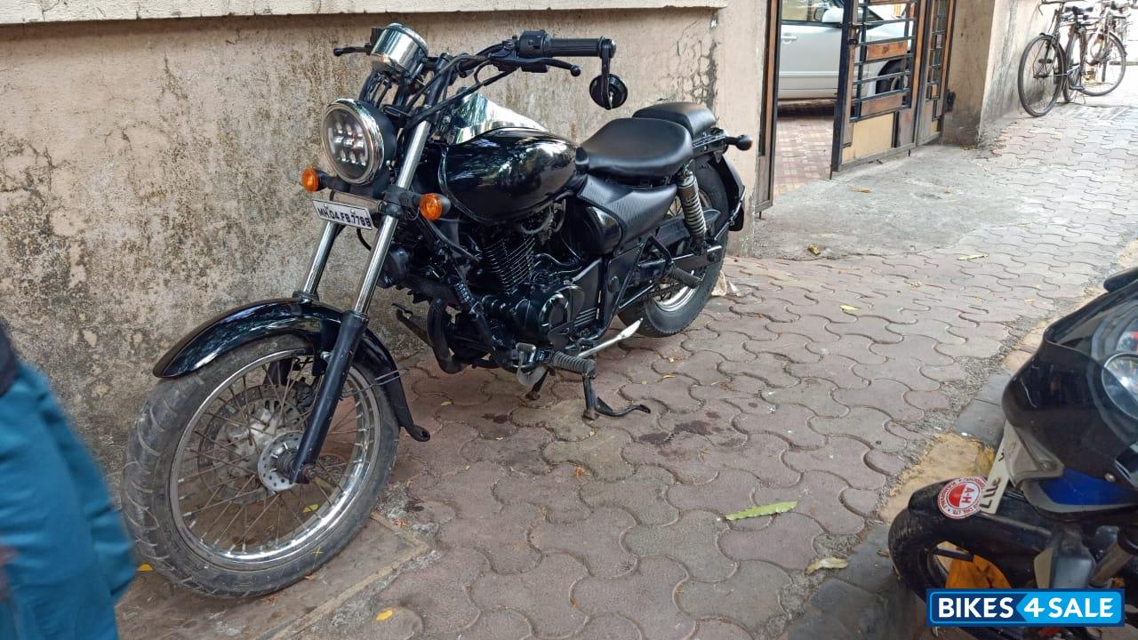 Black Bajaj Avenger 220 DTS-i