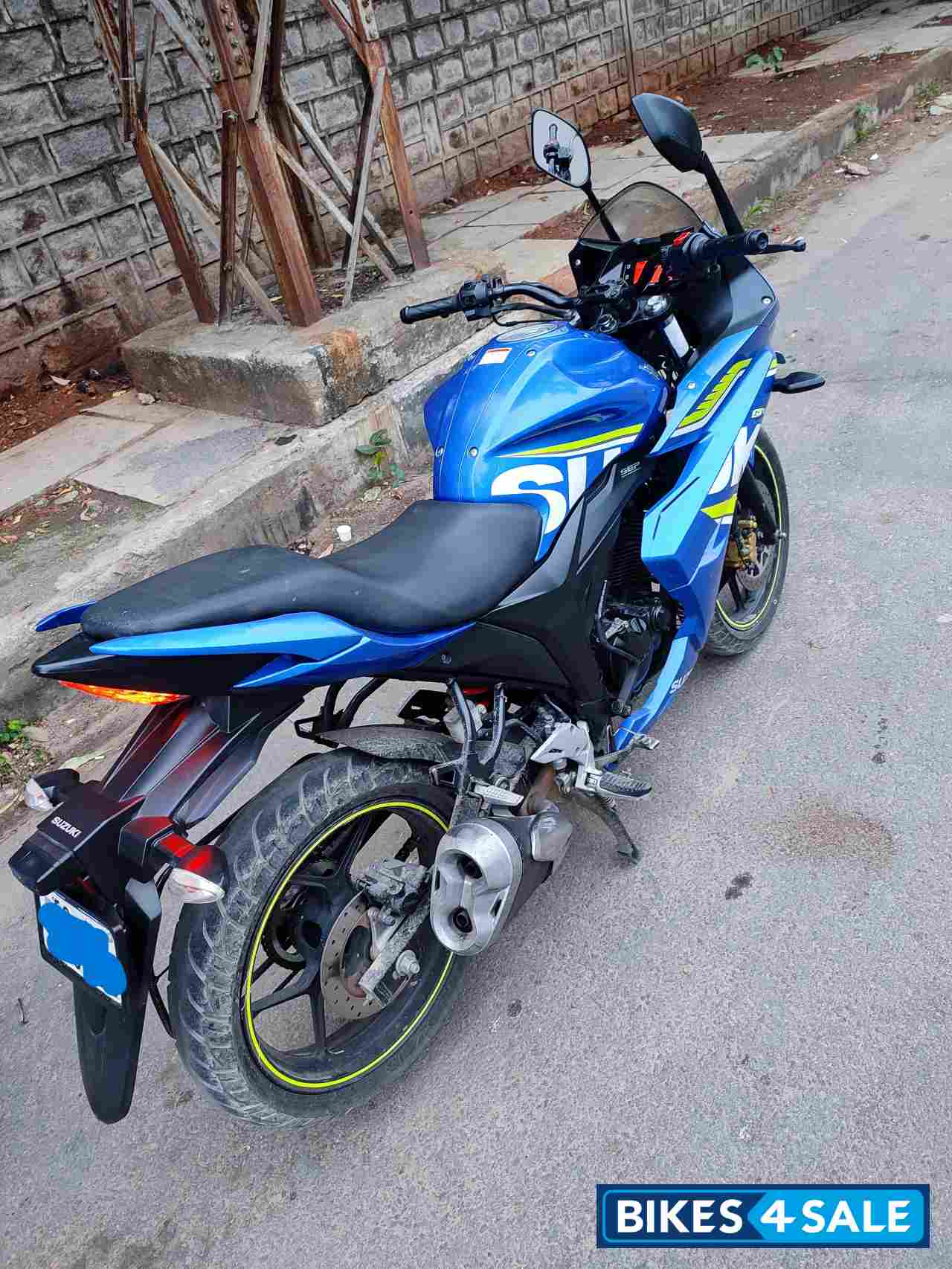 Blue Suzuki Gixxer SF