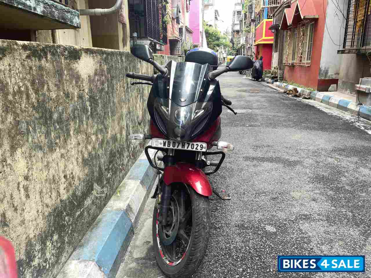 Red Bajaj Pulsar 220F