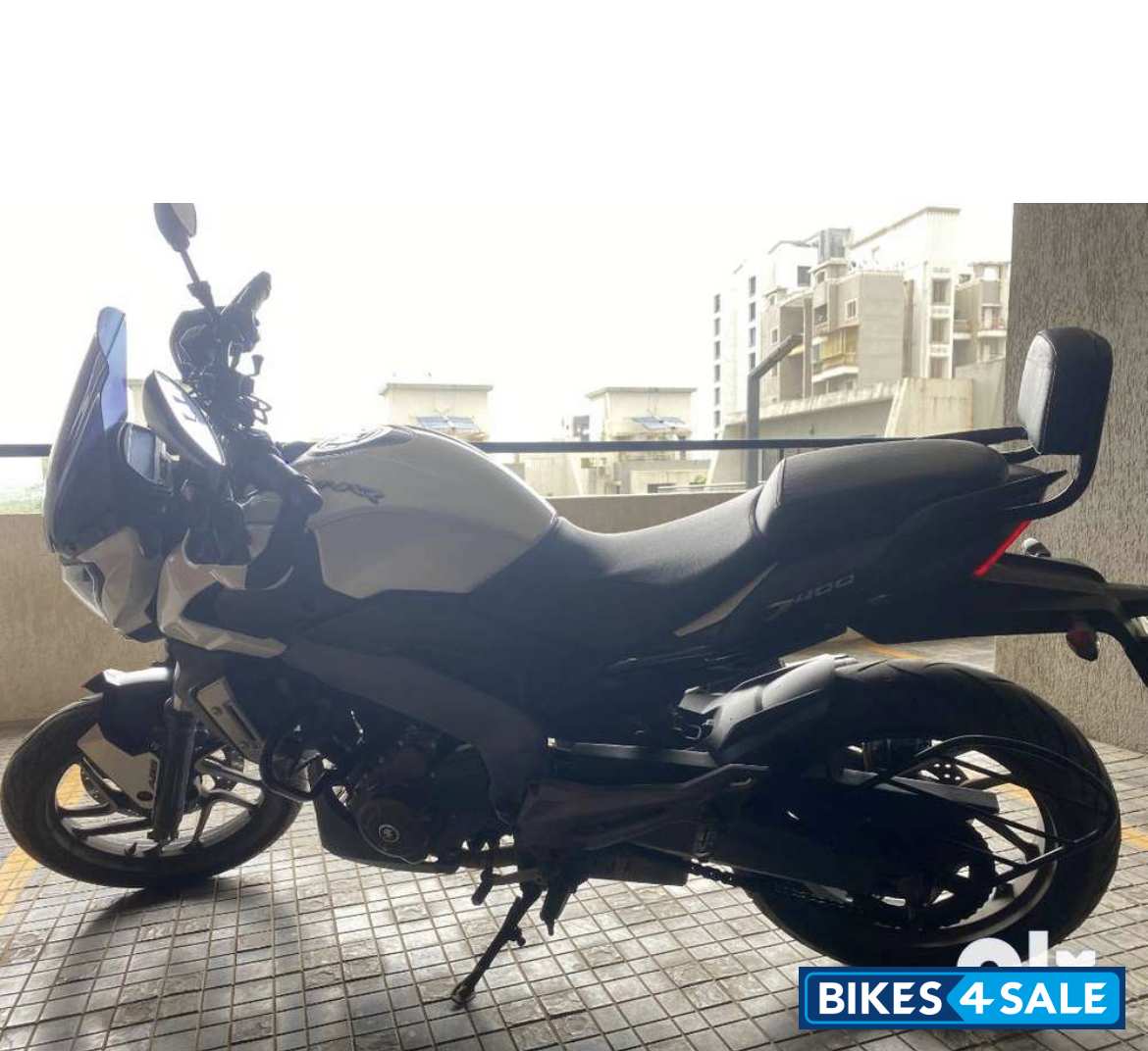 White Bajaj Dominar 400 Disc