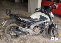 White Bajaj Dominar 400 Disc