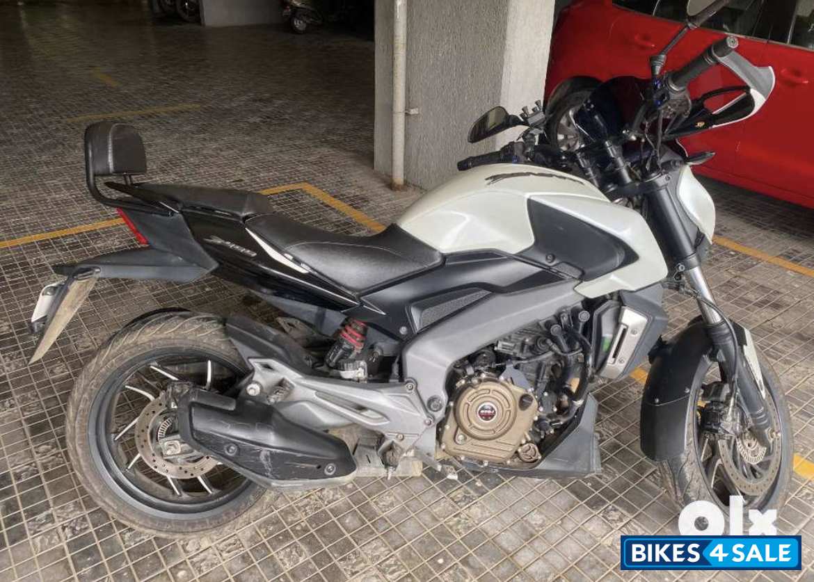 White Bajaj Dominar 400 Disc
