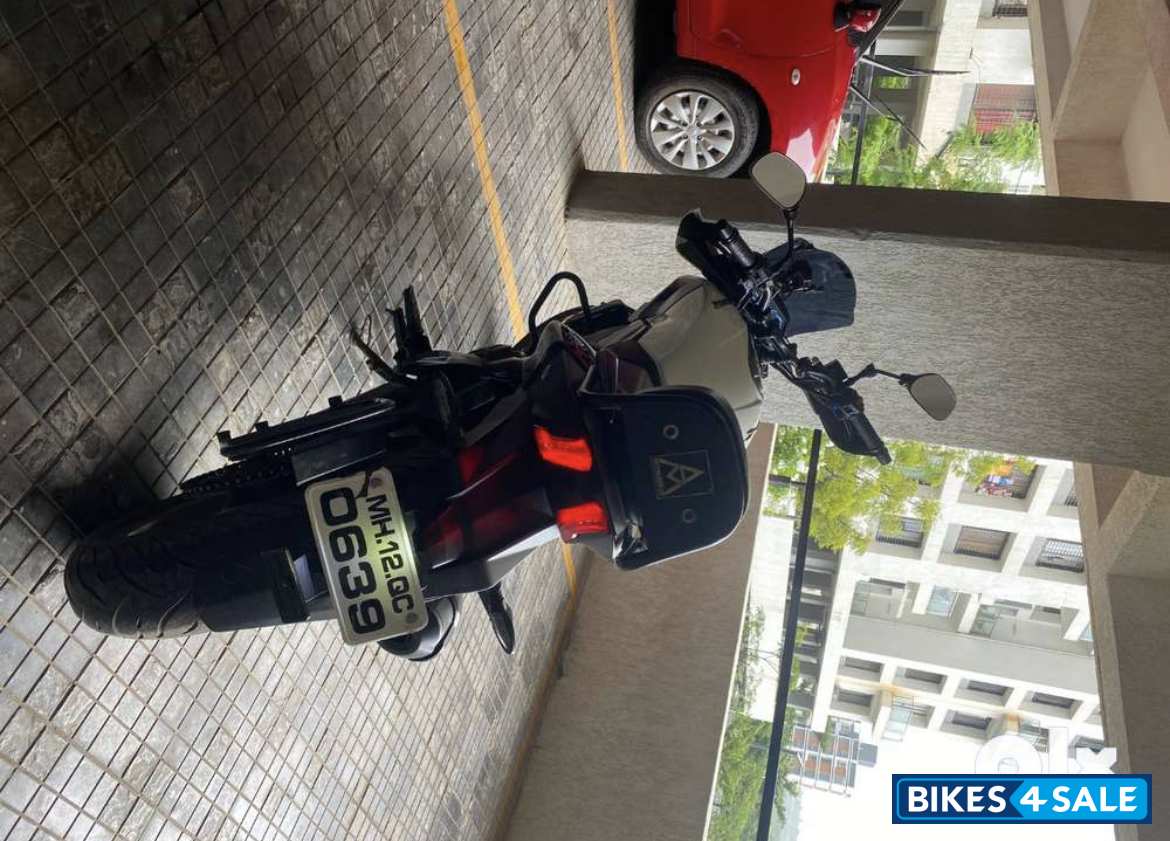 White Bajaj Dominar 400 Disc