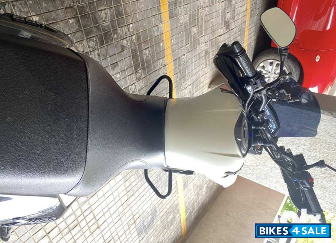 White Bajaj Dominar 400 Disc