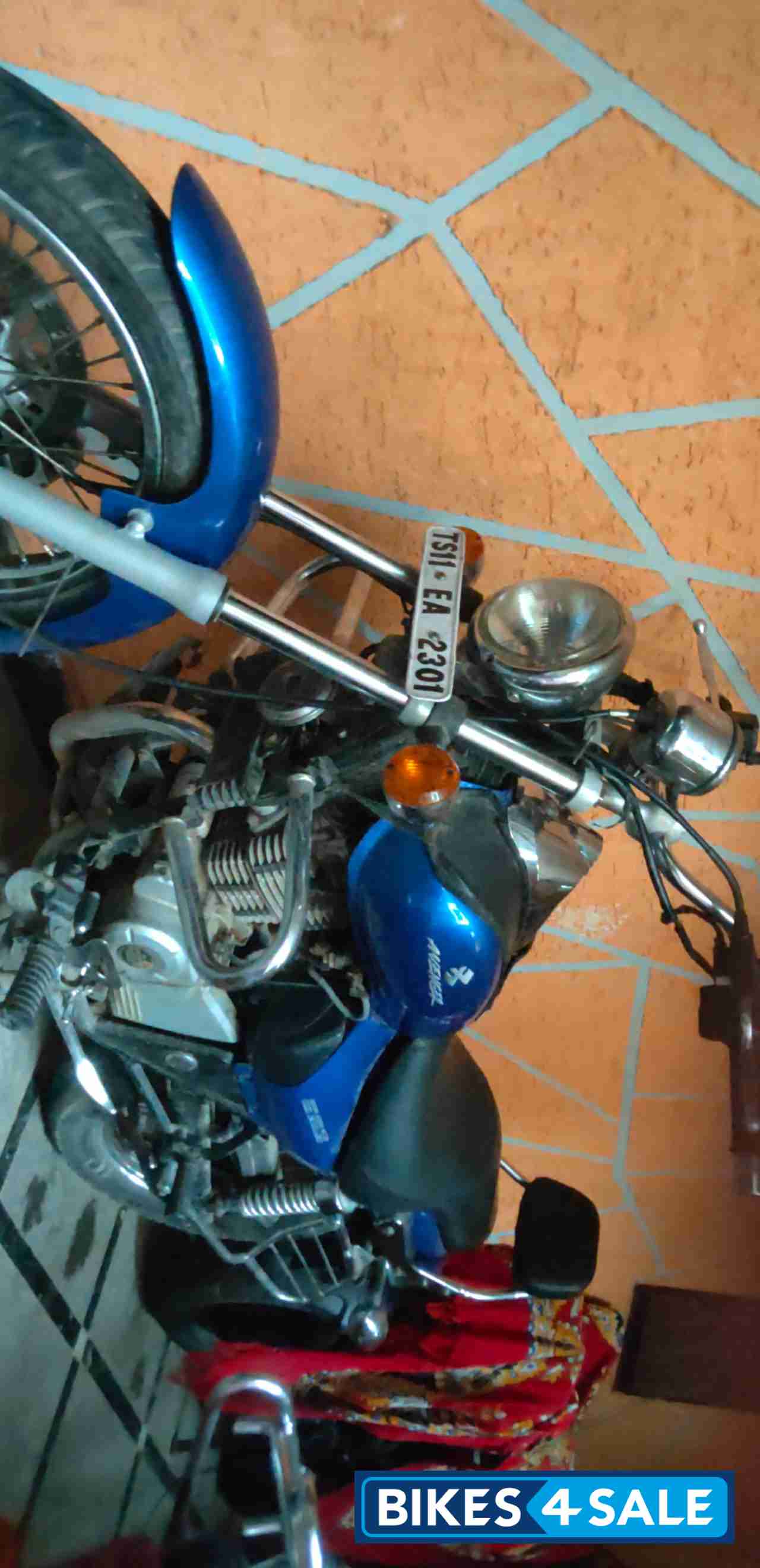 Blue Bajaj Avenger 220 DTS-i