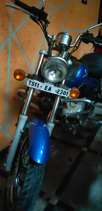 Blue Bajaj Avenger 220 DTS-i
