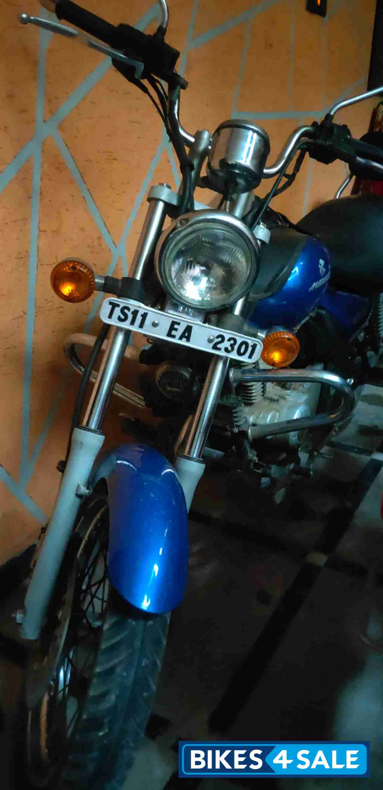 Blue Bajaj Avenger 220 DTS-i