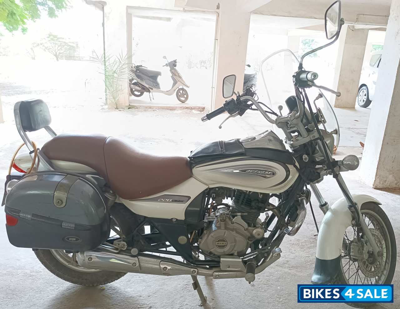 White Bajaj Avenger Cruise 220