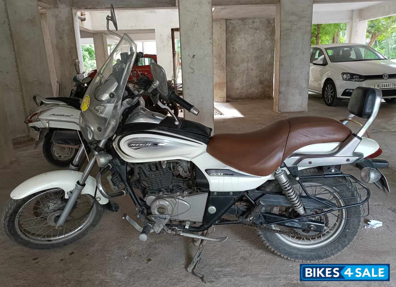 White Bajaj Avenger Cruise 220