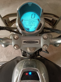 White Bajaj Avenger Cruise 220