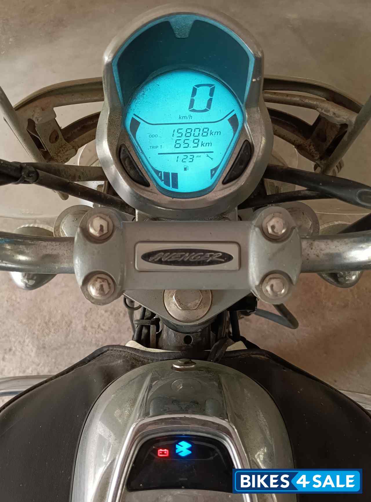 White Bajaj Avenger Cruise 220