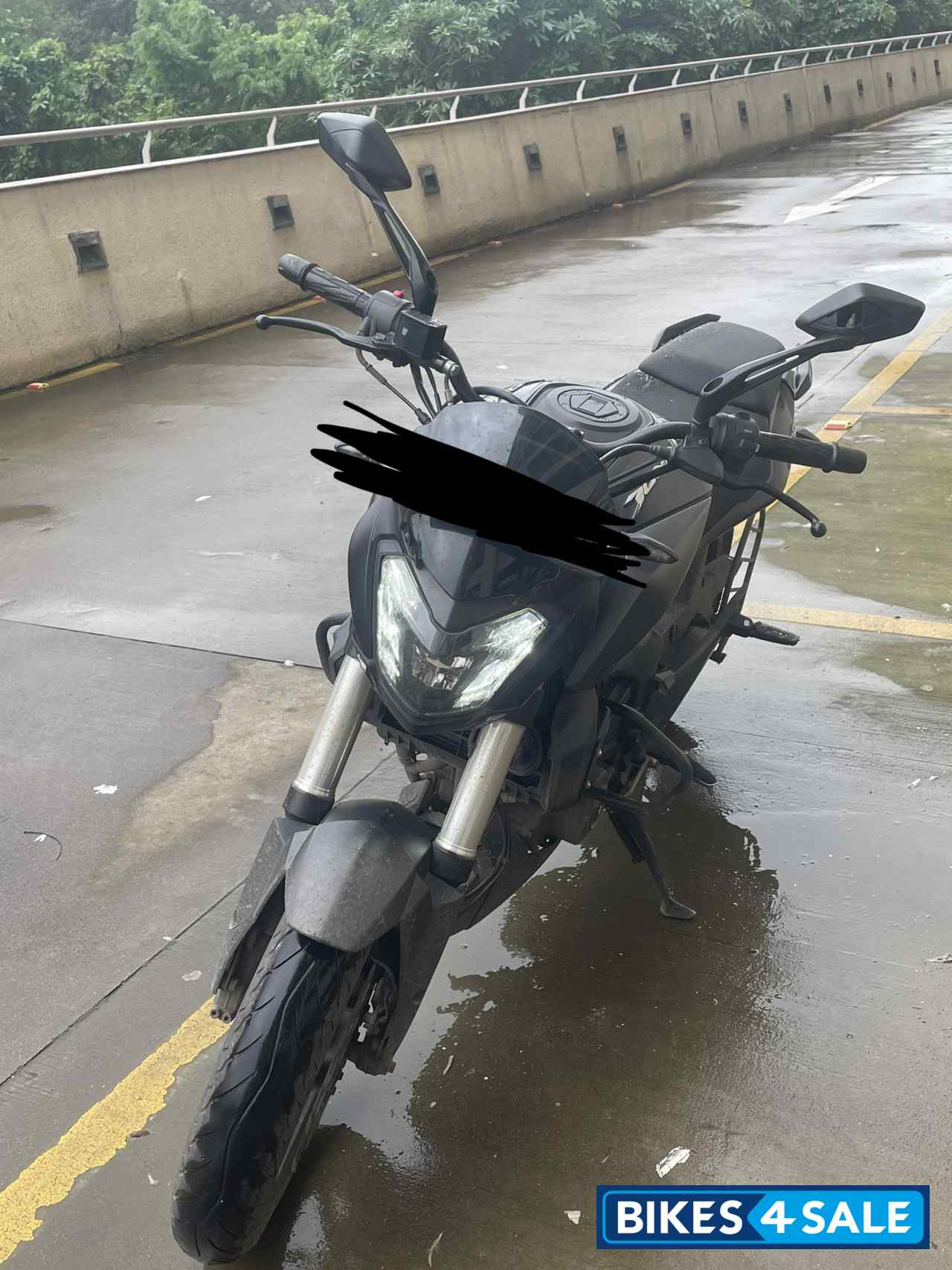 Black Bajaj Dominar 400 Disc