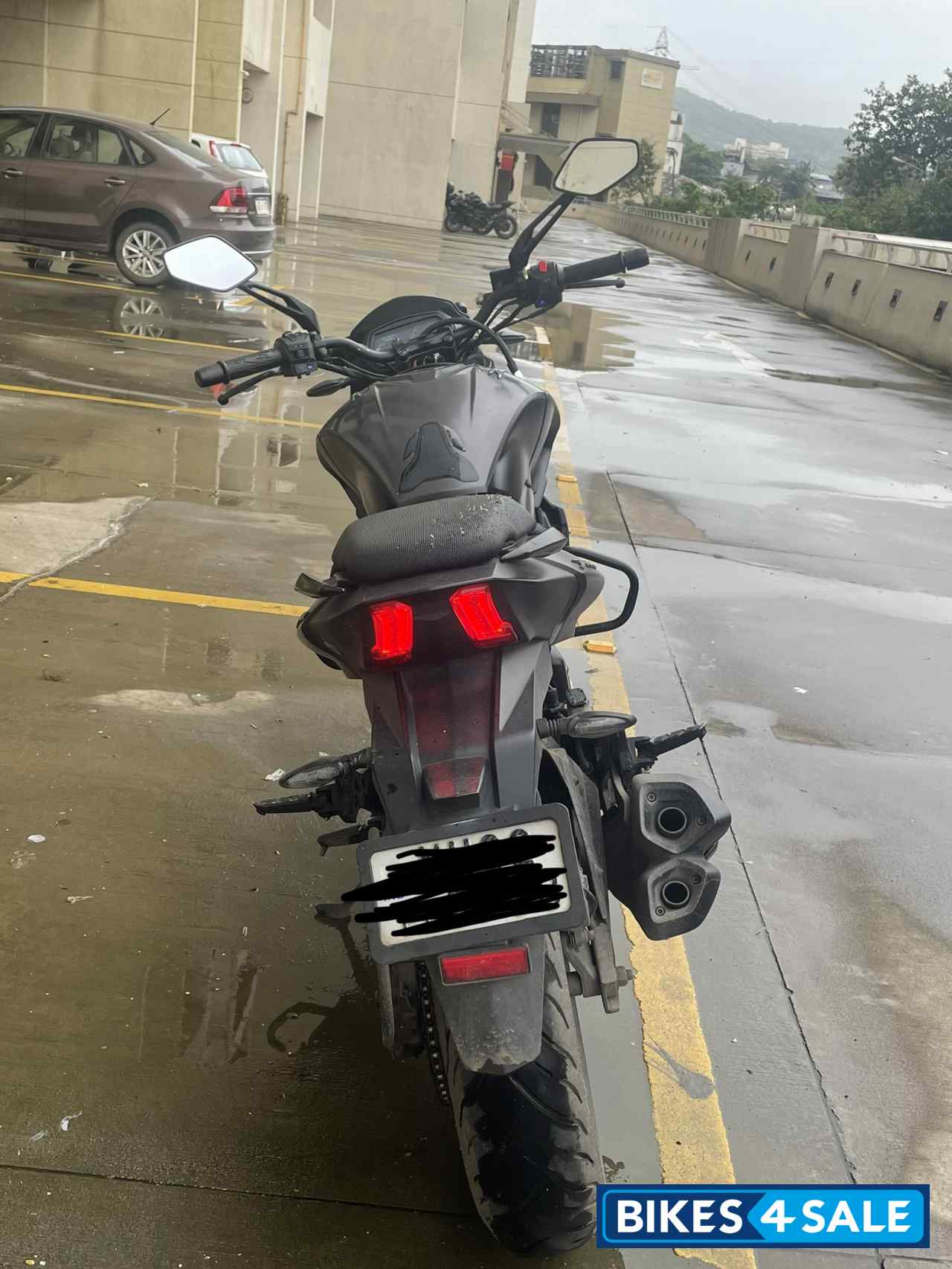 Black Bajaj Dominar 400 Disc
