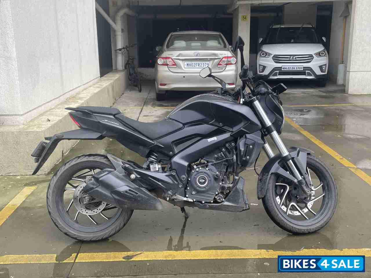 Black Bajaj Dominar 400 Disc